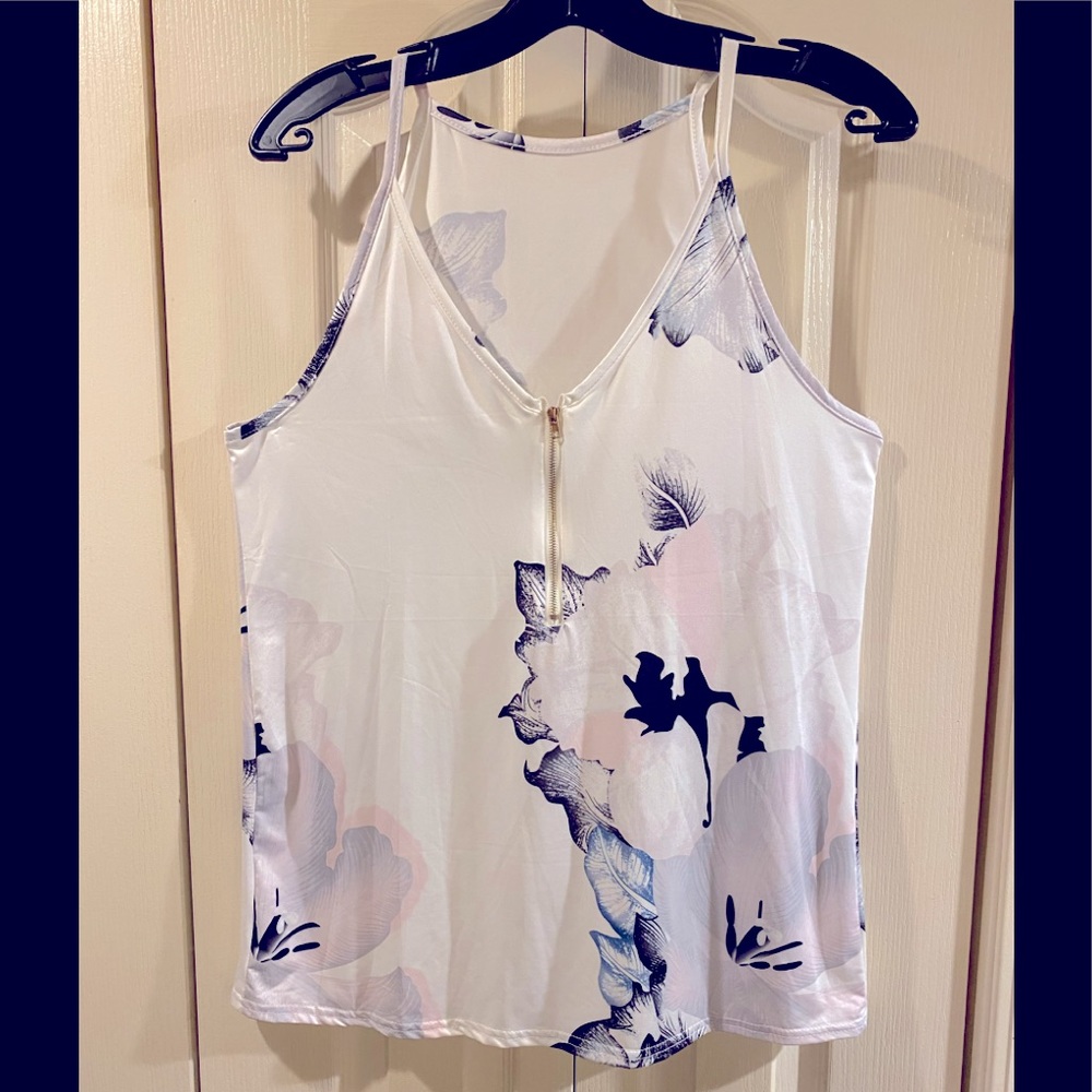 NWOT Beautiful Hibiscus dressy summer top.